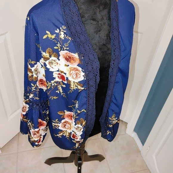 NWOT Basic Faith Open Front Crochet Floral Kimono Belle Sleeve Navy Blouse L - Picture 3 of 12